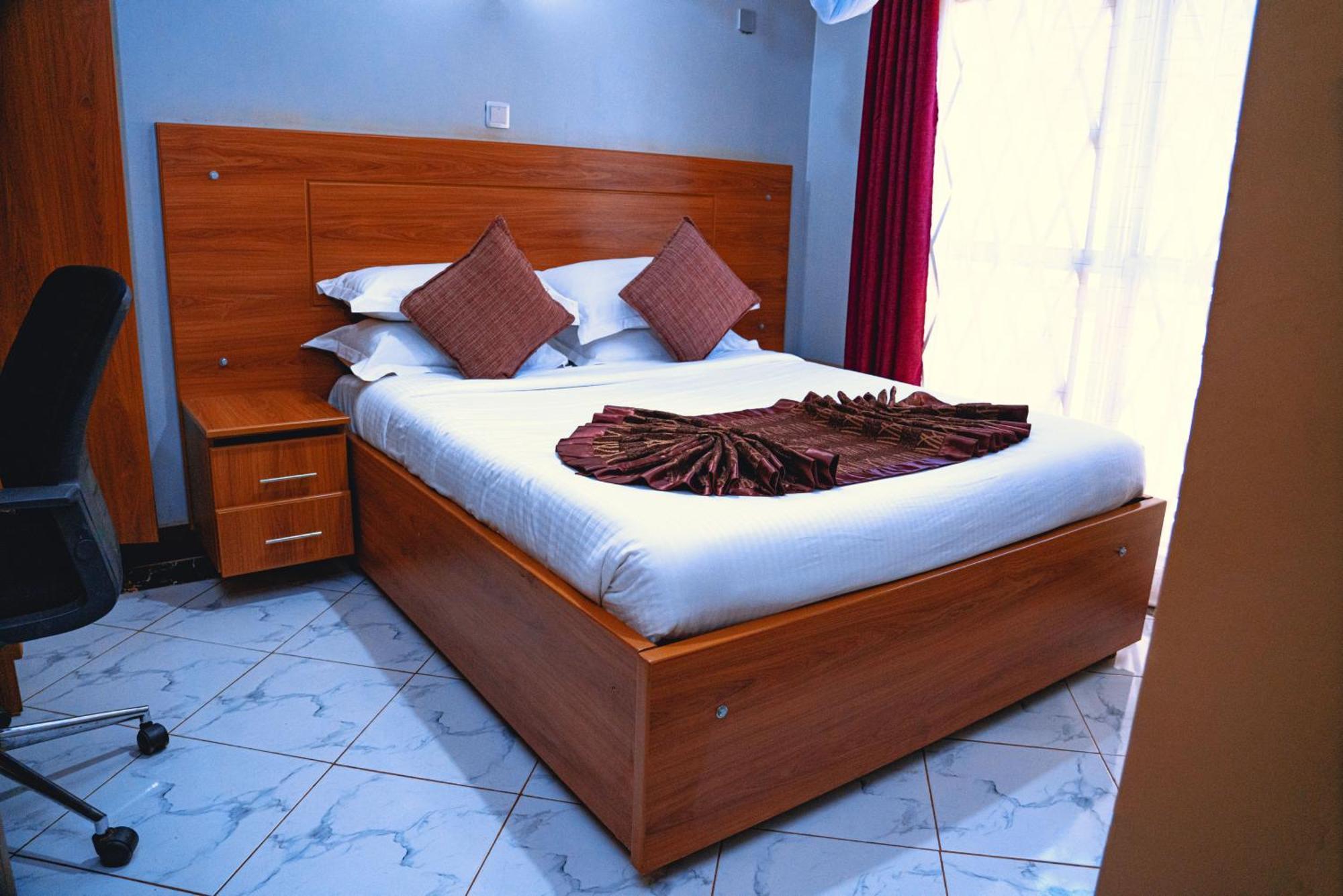 Golden Quest Hotel เอนเทบเบ้ ภายนอก รูปภาพ
