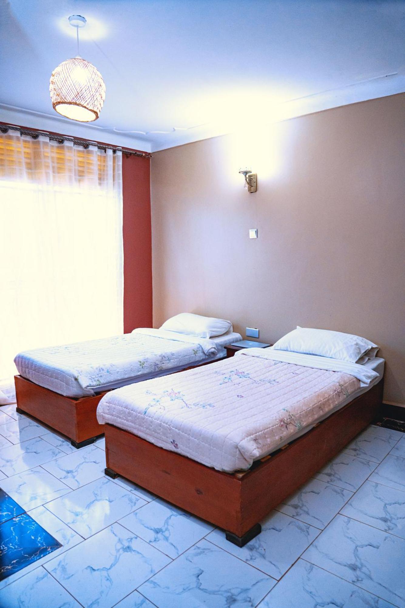 Golden Quest Hotel เอนเทบเบ้ ภายนอก รูปภาพ